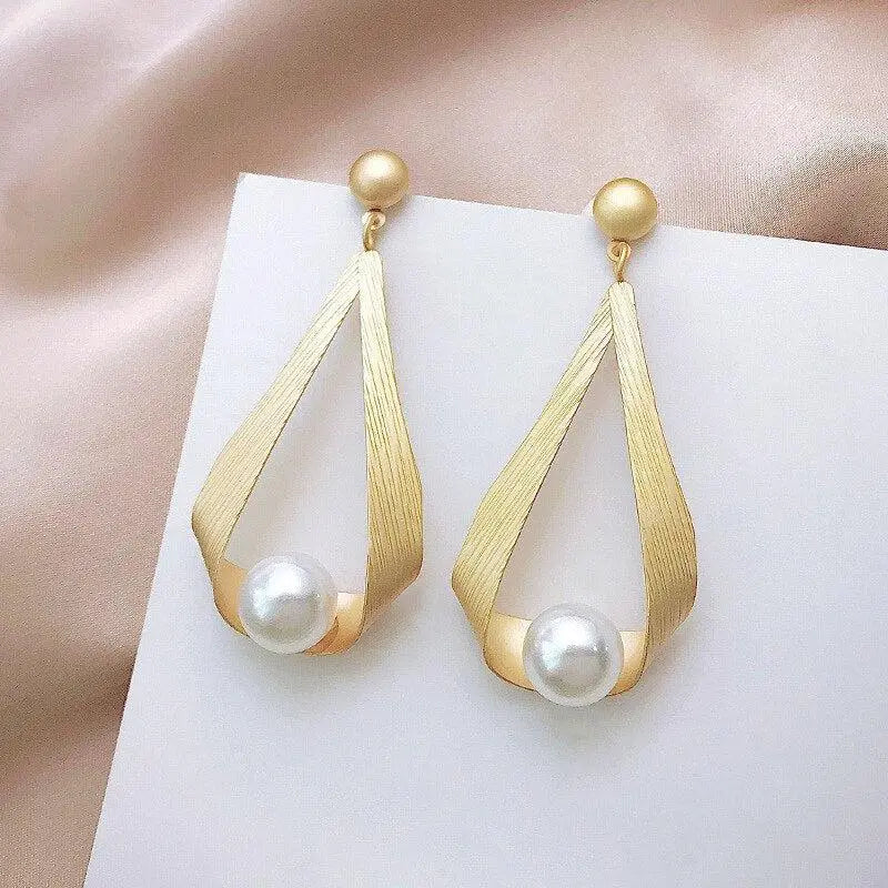 Eleganta ringörhängen med kristaller och runda pärlor