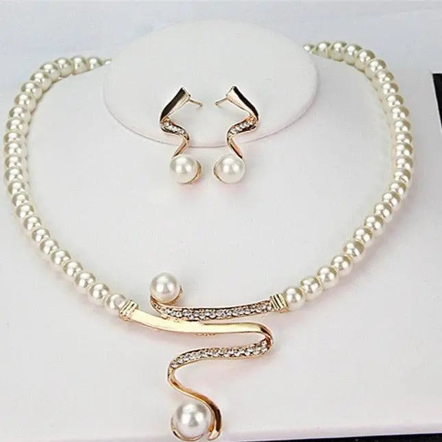 Set med halsband och örhängen i naturpärlor