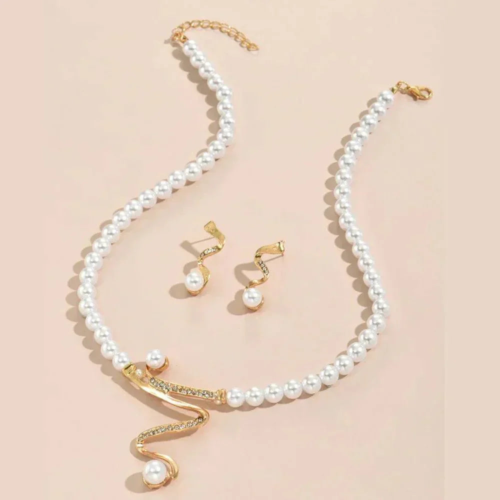 Set med halsband och örhängen i naturpärlor