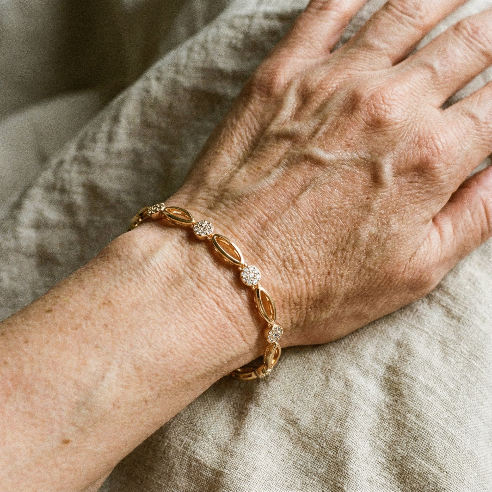 Elegant guldpläterat armband