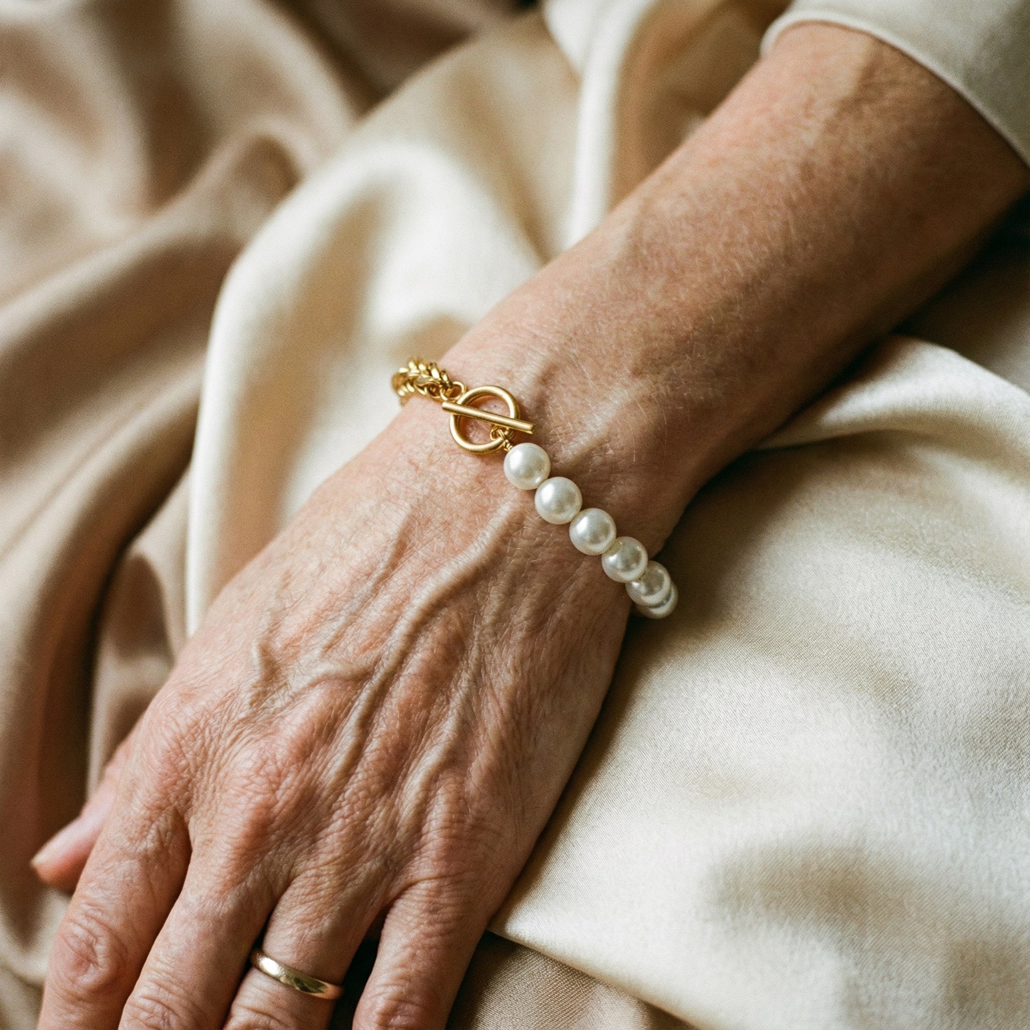 Elegant armband i guld och pärlor