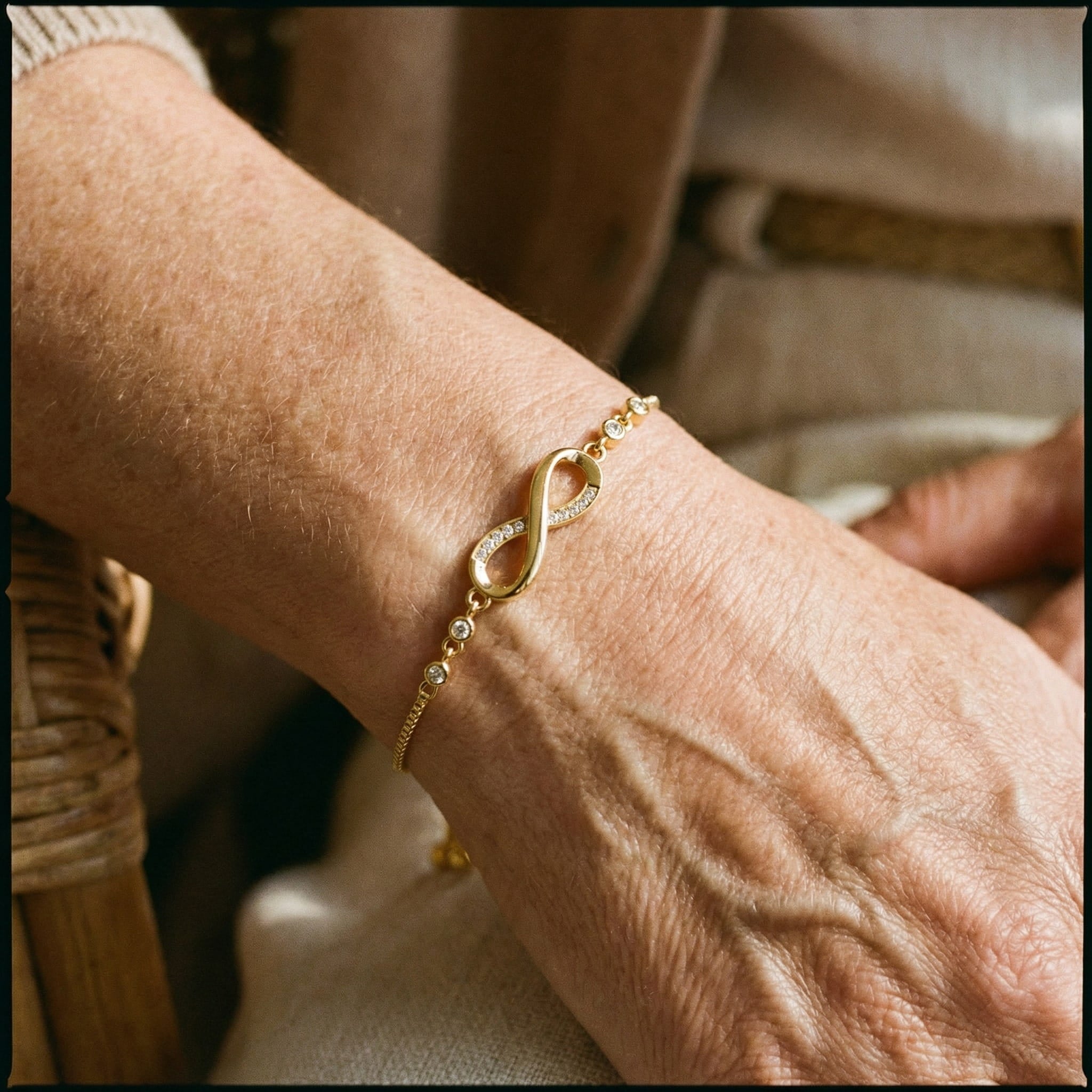 Justerbart silverarmband med oändlighetsmotiv
