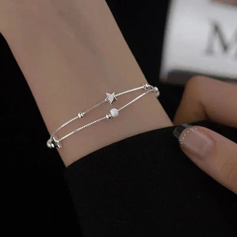Silverarmband dekorerat med stjärnor