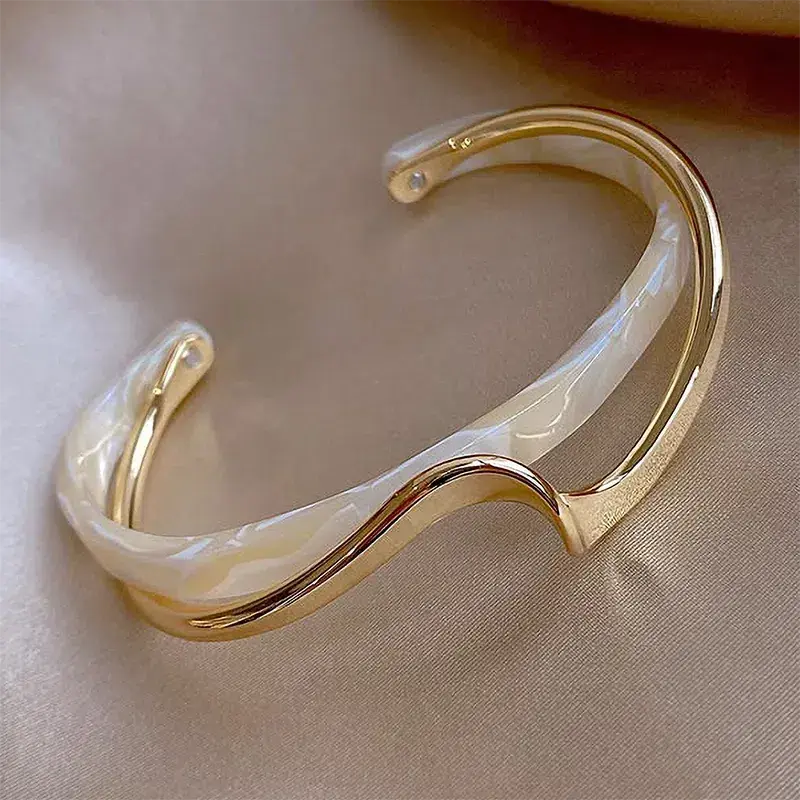 Chic öppet armband i vit emalj och guld