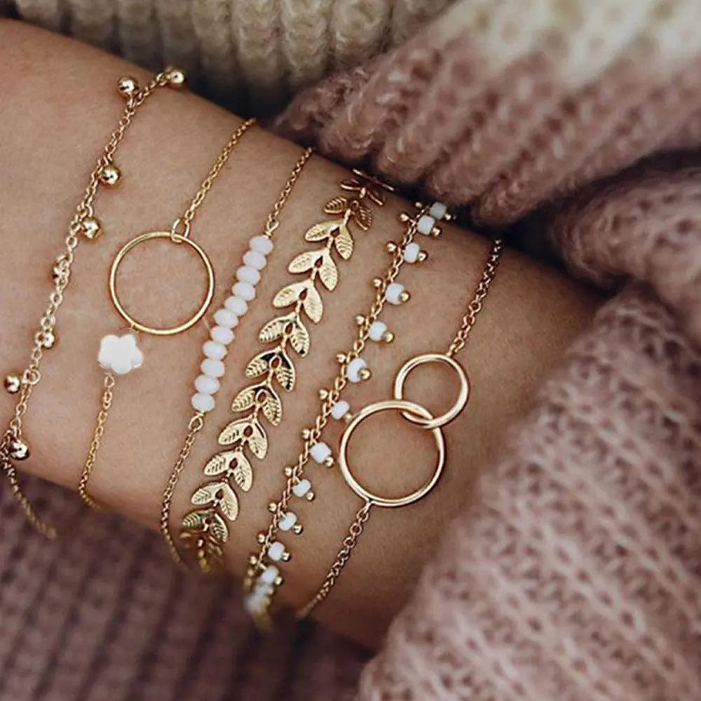 Set med guldfärgade boho-armband