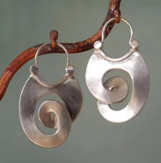 Vintageörhängen i silver med spiraldesign