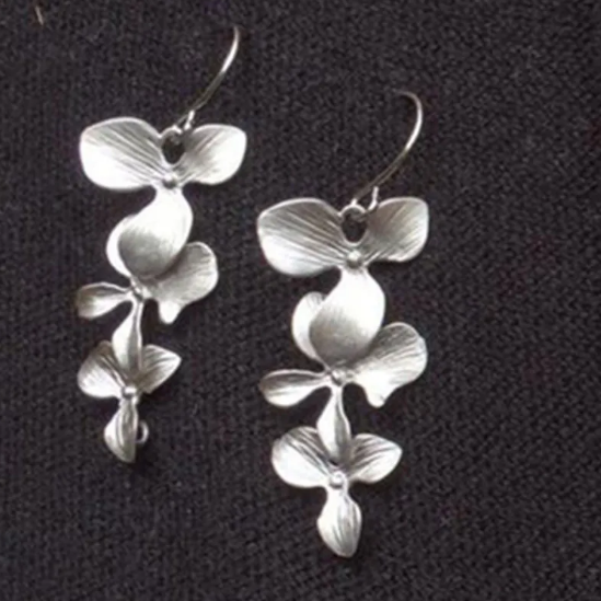 Set med halsband och örhängen i silver i kronbladsform