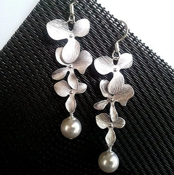 Set med halsband och örhängen i silver i kronbladsform
