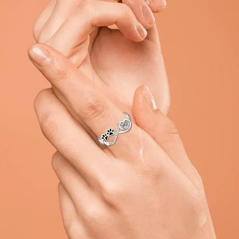Ring i zirkon med oändligt hjärtdesign