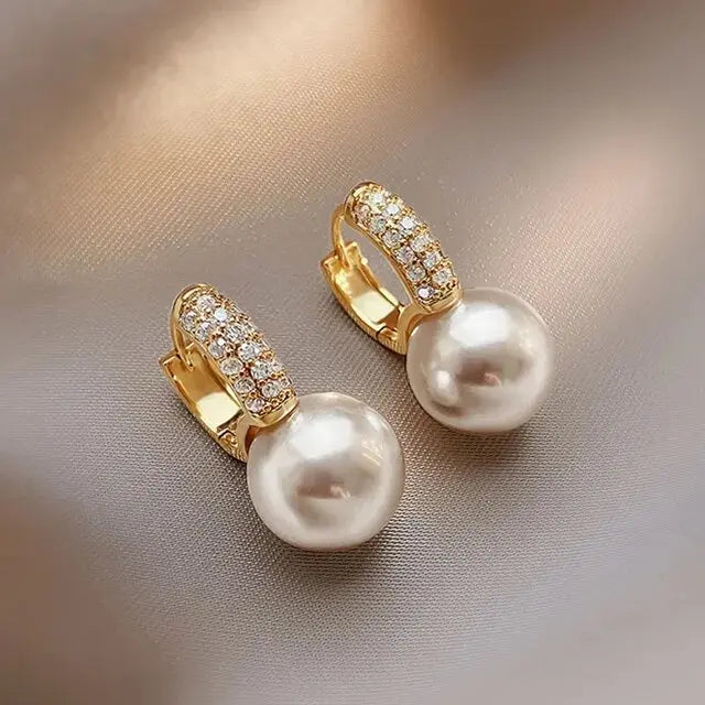 Pärlörhängen prydda med strass