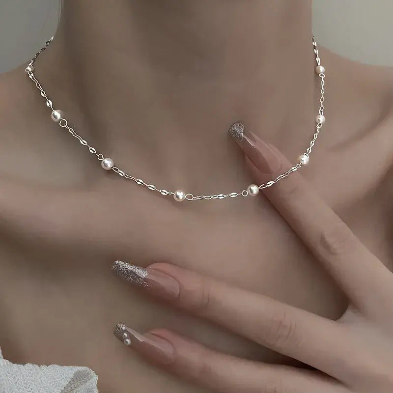 Elegant halsband med lysande pärlor