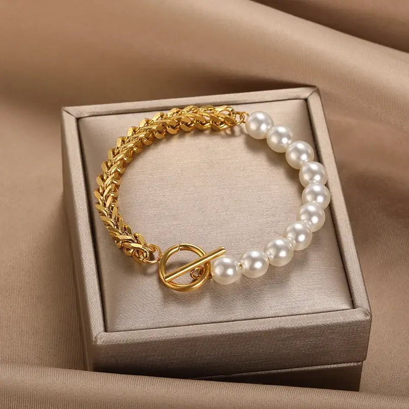 Elegant armband i guld och pärlor