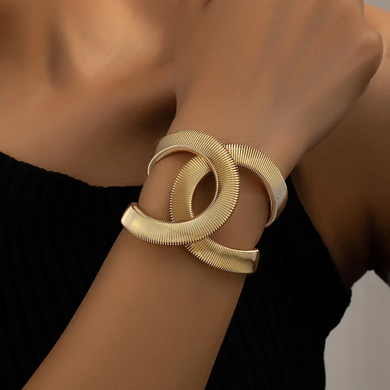 Elegant dubbelarmband i guld