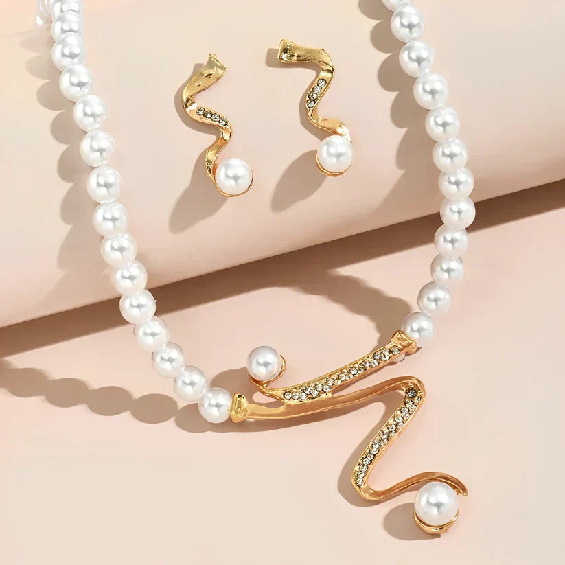 Set med halsband och örhängen i naturpärlor