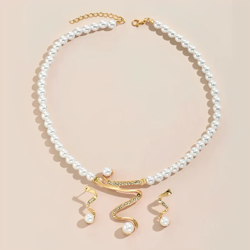 Set med halsband och örhängen i naturpärlor