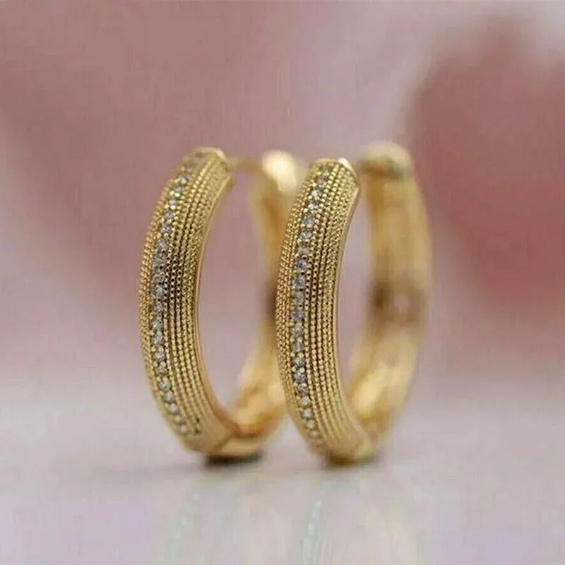 Vintageörhängen i guld med elegant design