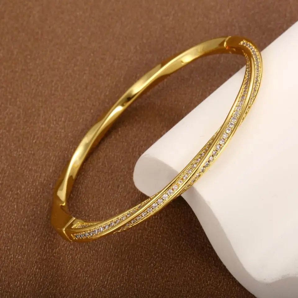 Ett elegant kristallarmband med dubbel rad av guldpläterade pärlor