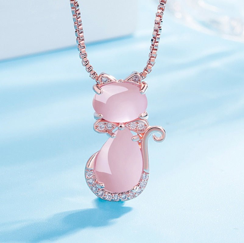 Förtjusande halsband med rosa sten i kattform prytt med zirkon