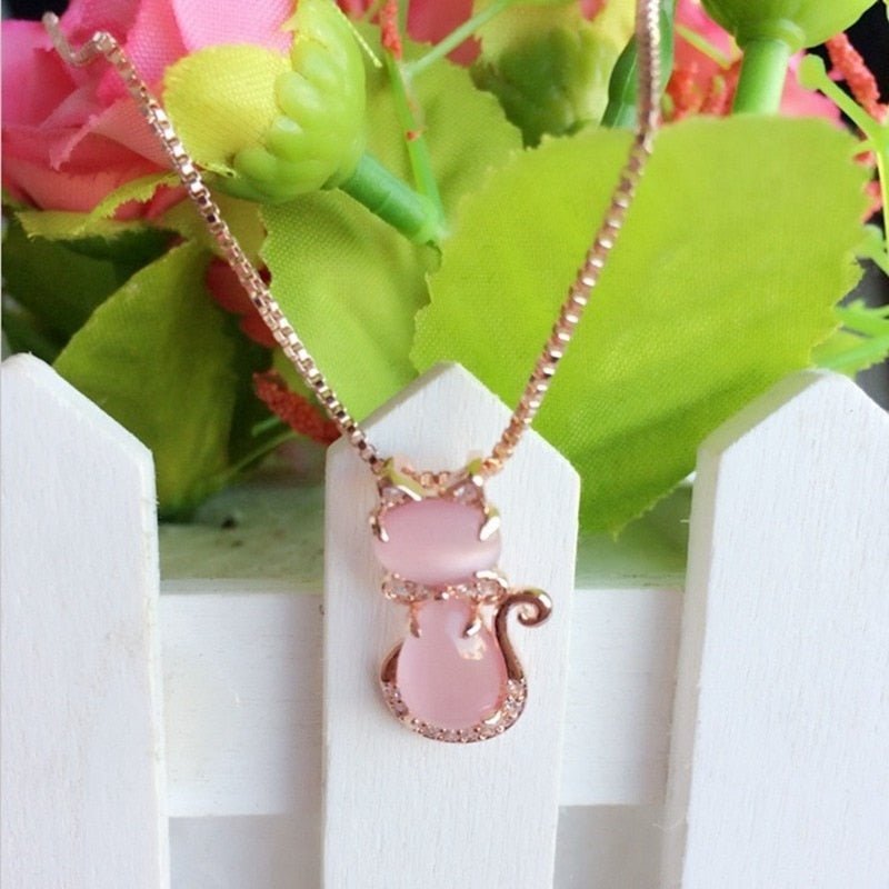 Förtjusande halsband med rosa sten i kattform prytt med zirkon